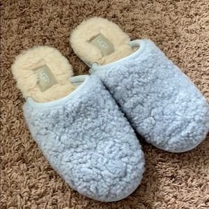 Women’s UGG slippers size 8